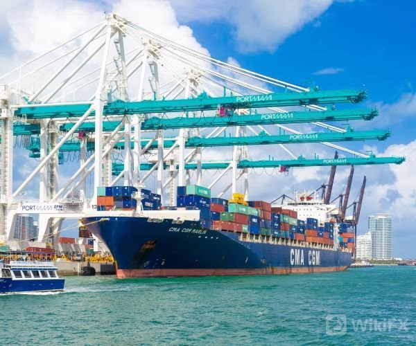 Ship-Unloading-Containers-in-Port-of-Miami.jpg